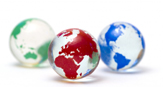 globes de verre multicolores PopulationMondiale.com